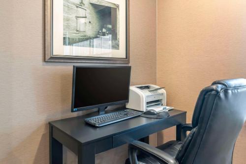 Телевизор и/или развлекательный центр в Comfort Inn & Suites Dover-Portsmouth