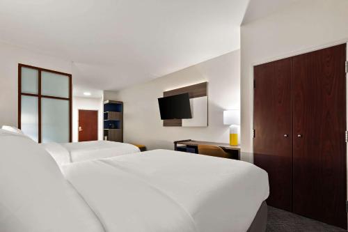Postel nebo postele na pokoji v ubytování Comfort Suites Bastrop