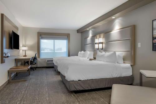 um quarto de hotel com duas camas e uma janela em Best Western Premier Prince Albert em Prince Albert