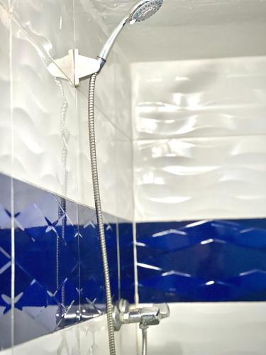 um chuveiro numa casa de banho com uma parede de vidro em The view appartement em Rabat
