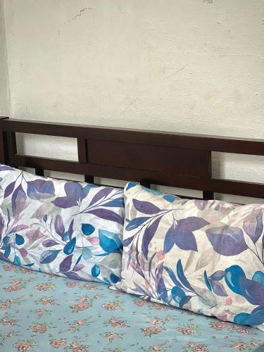 uma cama com cabeceira em madeira e almofadas em The view appartement em Rabat