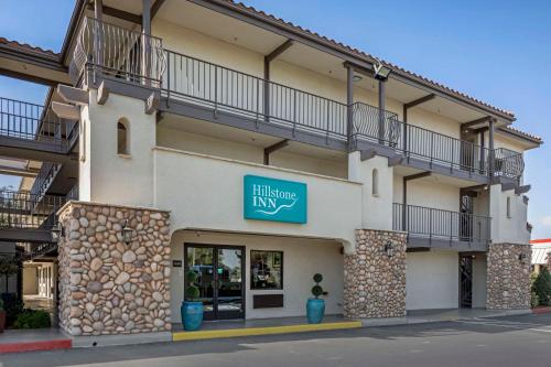 un bâtiment avec un panneau indiquant une auberge à flanc de colline dans l'établissement Hillstone Inn Tulare, Ascend Hotel Collection, à Tulare