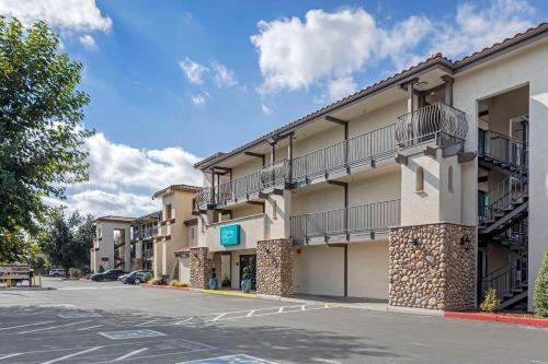 ein leerer Parkplatz vor einem Hotel in der Unterkunft Hillstone Inn Tulare, Ascend Hotel Collection in Tulare