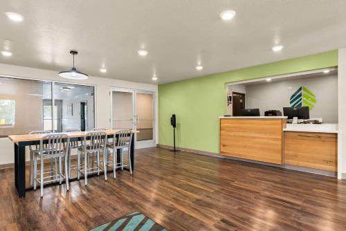 Cucina o angolo cottura di WoodSpring Suites Port Orange - Daytona Beach