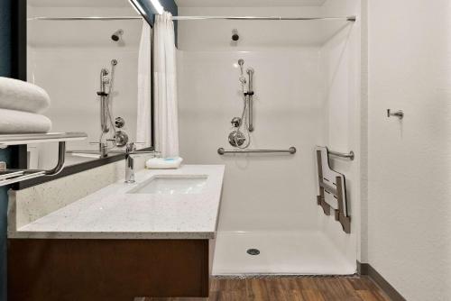 Ένα μπάνιο στο WoodSpring Suites Port Orange - Daytona Beach