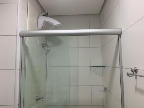 y baño con ducha y puerta de cristal. en Apartamento Moderno e Tranquilo, en Recife