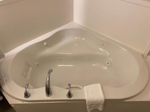 a bath tub with two faucets in a bathroom at Holiday Inn Express Metropolis by IHG in Metropolis