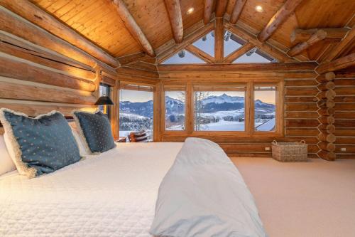 Кровать или кровати в номере Elk View Lodge