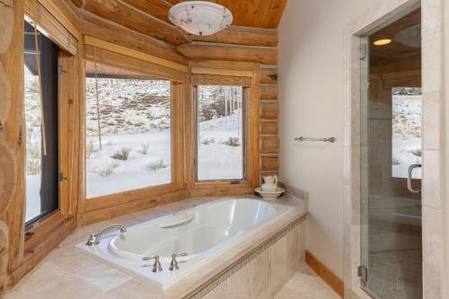 y baño con bañera y ventana. en Elk View Lodge en Telluride
