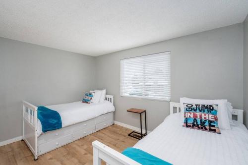 Ein Bett oder Betten in einem Zimmer der Unterkunft Edgewater Paradise HotTub Private Dock & Game Room