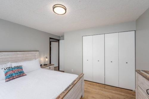 Ein Bett oder Betten in einem Zimmer der Unterkunft Edgewater Paradise HotTub Private Dock & Game Room