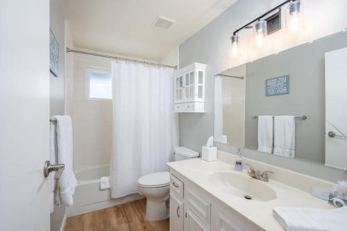 ein weißes Badezimmer mit Waschbecken und Toilette in der Unterkunft Edgewater Paradise HotTub Private Dock & Game Room in Moses Lake