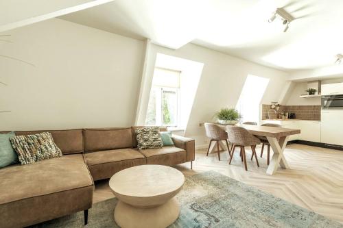 een woonkamer met een bank en een tafel bij Lovely Apartment With Workspace Jack Nr 5 in Roosendaal
