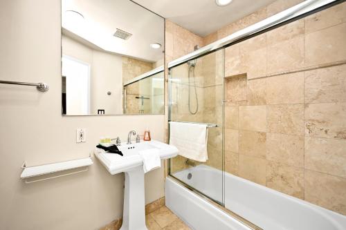 Ένα μπάνιο στο 514 E Oceanfront B