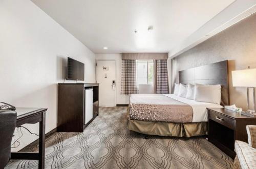 een hotelkamer met een bed en een bureau bij Heber Inn in Heber City