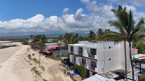 z góry widok na budynek i plażę w obiekcie Hotel Sierra Negra w mieście Puerto Villamil