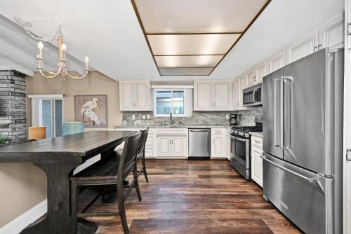 Dapur atau dapur kecil di Stunning Oceanfront Retreat in Newport Beach