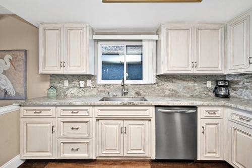 Dapur atau dapur kecil di Stunning Oceanfront Retreat in Newport Beach