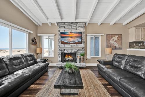 Ruang duduk di Stunning Oceanfront Retreat in Newport Beach