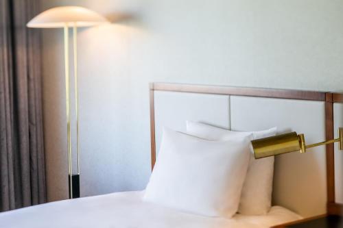 Postel nebo postele na pokoji v ubytování Grand Mercure Lake Biwa Resort & Spa