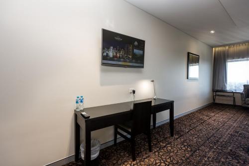 TV a/nebo společenská místnost v ubytování Calamvale Hotel Suites and Conference Centre
