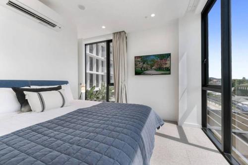 เตียงในห้องที่ Cozy and Modern Apartment w 1b1b