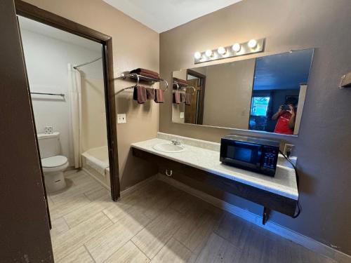 Ένα μπάνιο στο Clintonville Motel