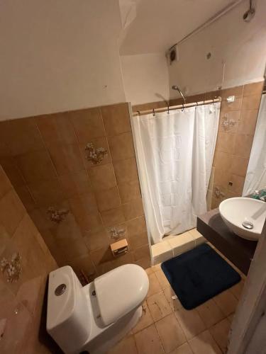 Phòng tắm tại Habitacion de casa en Las Condes