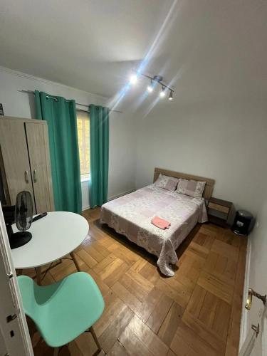 - une chambre avec un lit, une table blanche et une chaise dans l'établissement Habitacion de casa en Las Condes, à Santiago