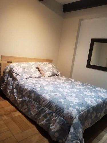 - une chambre avec un lit et une couette bleue dans l'établissement Habitacion de casa en Las Condes, à Santiago