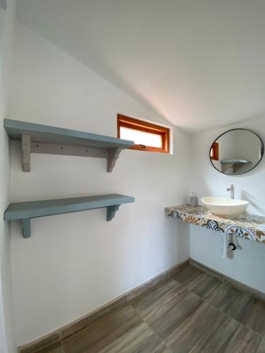 ein Bad mit einem Waschbecken und einem Spiegel in der Unterkunft Casa La María in Villa de Leyva