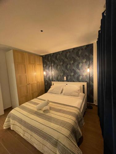 a bedroom with a large bed with white sheets at Apartamento Alma Verde in Vinarós