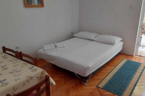 Giường trong phòng chung tại Apartments by the sea Drasnice, Makarska - 22398