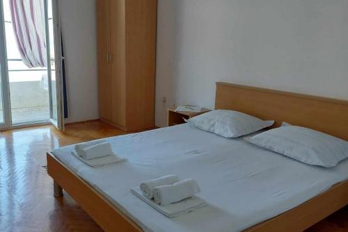 Giường trong phòng chung tại Apartments by the sea Drasnice, Makarska - 22398
