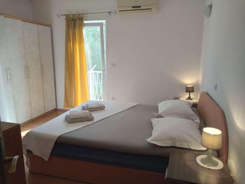 Apartments with parking space Makarska - 22490
