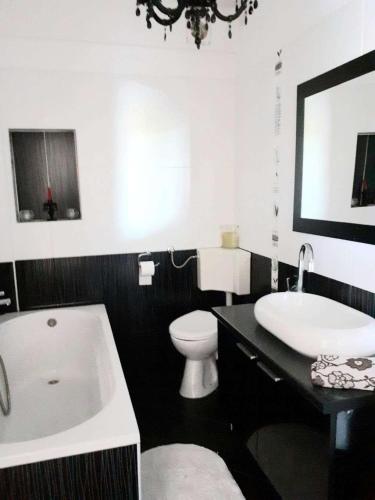 Apartments with parking space Makarska - 22490