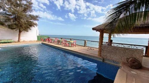 una piscina con vista al mar en B&B Pieds dans l'eau, en Poponguine