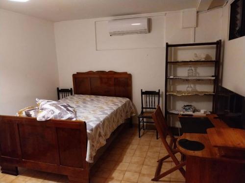 - une chambre avec un lit, un bureau et une chaise dans l'établissement Appartement d'une chambre avec jardin clos et wifi a Ducos, à Ducos