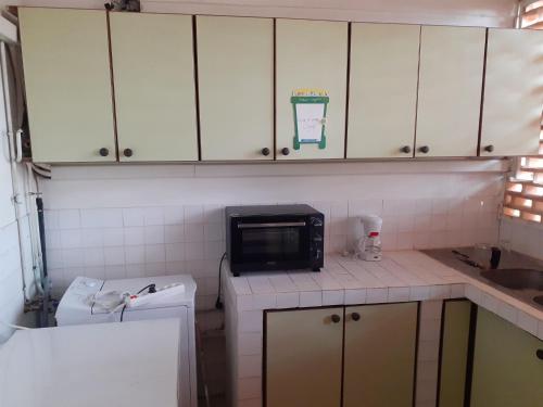 Una cocina o cocineta en Appartement confortable à Ducos avec terrasse - 107 m² - parking.
