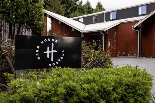 un edificio con una señal delante de él en Haka House Queenstown Lakefront en Queenstown