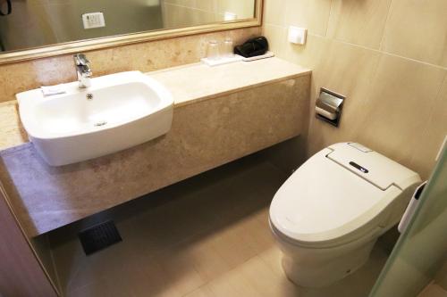Ett badrum på Jeju Hotel the M