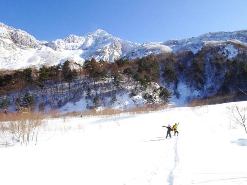 北塩原村的住宿－ペンションとも，一个人在雪覆盖的山里滑雪