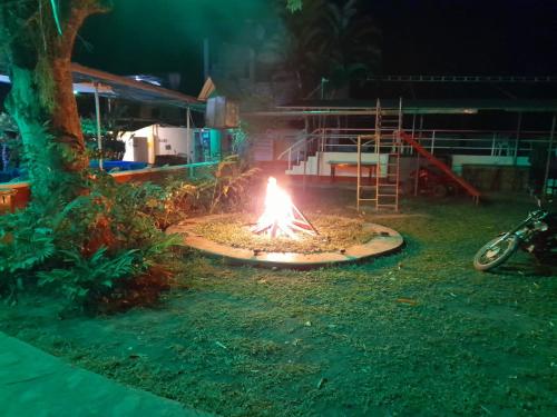 una hoguera en medio de un patio por la noche en La Tranquera, en San Ramón