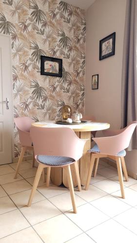 a dining room with a table and chairs at Gite Urbain - La Capsule - Parking in Épernay