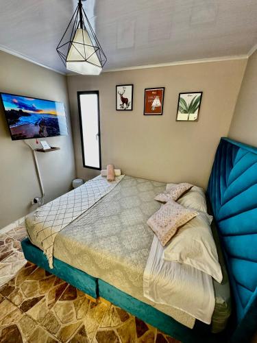 een slaapkamer met een groot bed in een kamer bij Aparta estudio cerca al aeropuerto el Dorado in Bogota