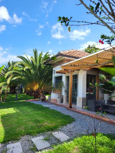 a house with a garden in front of it at Quinta Paolita in Tumbabiro