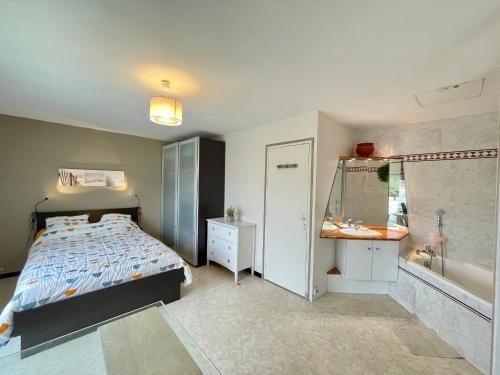 - une chambre avec un lit, un lavabo et une baignoire dans l'établissement Spacieuse maison 6 pers à Sète - WIFI, animaux bienvenus, parking, clim mobile - FR-1-338-4, à Sète
