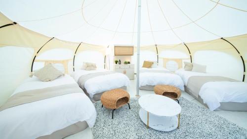 een kamer met 4 bedden in een tent bij Kanonji City - Camp - Vacation STAY 42261v in Kanonji
