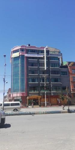 um grande edifício ao lado de uma rua da cidade em HOTEL MIRADOR LOS ANDES em Mojón de Lima