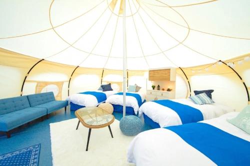 een kamer met 4 bedden en een tent bij Kanonji City - Camp - Vacation STAY 42264v in Kanonji